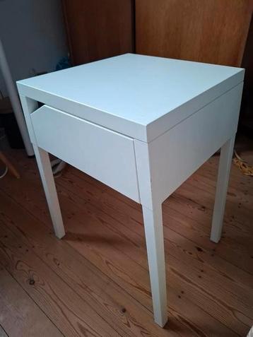 Metalen wit nachtkastje beschikbaar voor biedingen