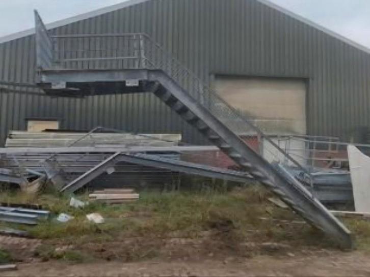 Stalen galva trap ca. 360cm met platform boven, Doe-het-zelf en Bouw, Ladders en Trappen, Gebruikt, Trap, 2 tot 4 meter, Ophalen