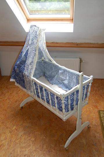 Vintage kinderwieg beschikbaar voor biedingen