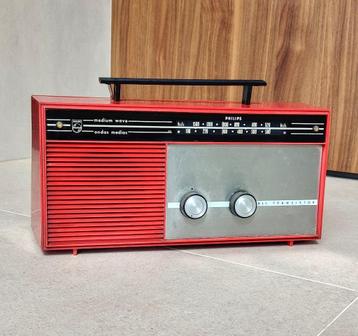 Authentieke Philips transistor radio beschikbaar voor biedingen