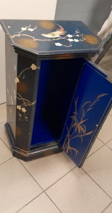 Petite armoire asiatique bleue motifs en relief à restaurer