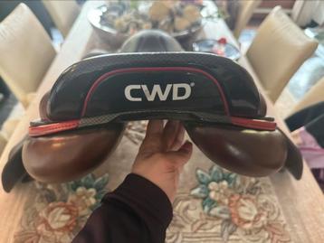 CWD 2Gs springzadel met rode accenten, Enlèvement ou Envoi, Comme neuf