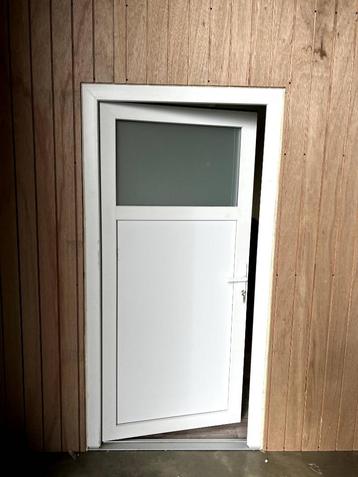 goedkope PVC-servicedeuren beschikbaar voor biedingen