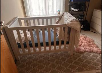 Mooi babybedje kastje zetel en tapijt beschikbaar voor biedingen