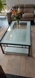 metalen frame met glazen boven- en onderblad., Huis en Inrichting, Tafels | Salontafels, Ophalen, Gebruikt