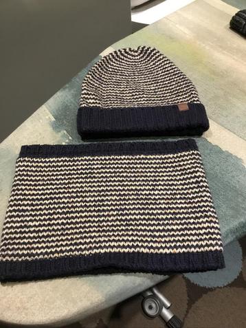 Muts en colsjaal blauw jongen beschikbaar voor biedingen
