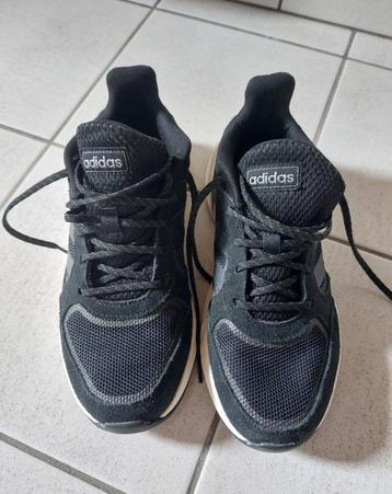 Nieuwe adidas sportschoenen, maat 38,5 beschikbaar voor biedingen