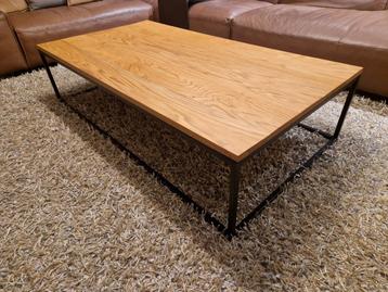 Table basse en métal avec plateau en bois