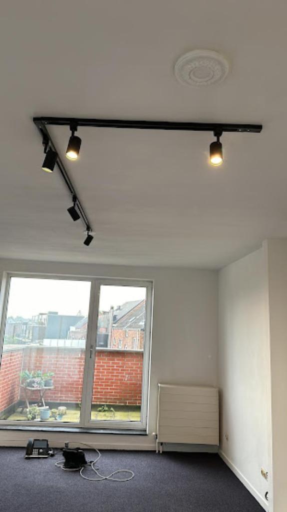 modern railsysteem met 5 spots( leds), Huis en Inrichting, Lampen | Spots, Zo goed als nieuw, Plafondspot of Wandspot, Metaal of Aluminium