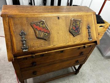 Vintage bureau in zeer goede staat meer dan 60 jaar oud beschikbaar voor biedingen
