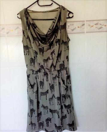 Jacqueline Riu : khaki jurk , speels kleed zebra , mt M, Taille 38/40 (M), Enlèvement ou Envoi, Comme neuf, Vert