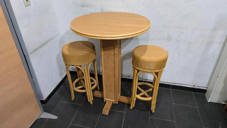 Ensemble bar et 2 tabourets rotin vintage Le rotin, matériau, Maison & Meubles, Tables | Tables mange-debout, Comme neuf, Enlèvement ou Envoi