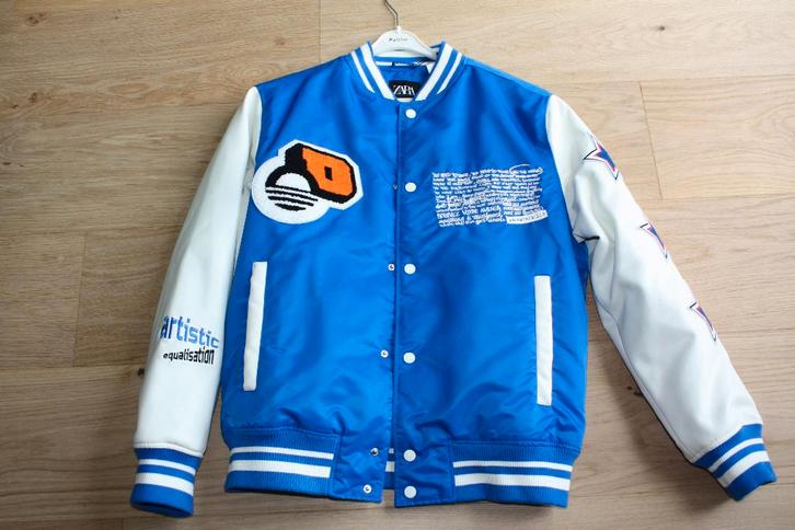 Nieuw: Stoere blauwe jas met witte mouwen, maat S, Kinderen en Baby's, Kinderkleding | Maat 170, Nieuw, Jongen, Jas, Ophalen of Verzenden