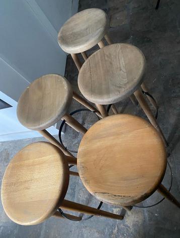 5 houten barkrukken + 1 opvouwbare barkruk  beschikbaar voor biedingen