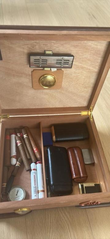 Cuban cigar box very nice details, Enlèvement, Comme neuf