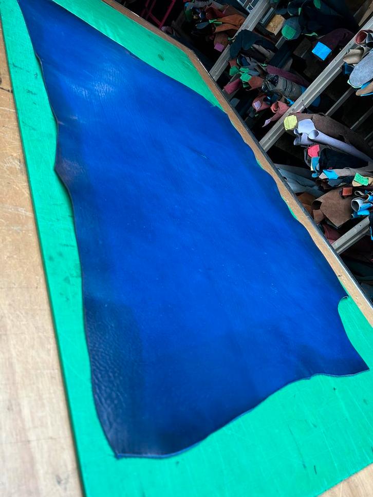 Koning blauw tuigleer 3 mm dikte soepel nr3, Hobby en Vrije tijd, Stoffen en Lappen, Zo goed als nieuw, Blauw, Ophalen of Verzenden