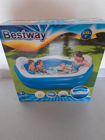 BESTWAY ZWEMBAD VAN 2,13 bij 2,06 x 69 cm. beschikbaar voor biedingen