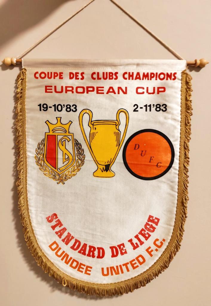 1983 Standard Luik Liège - Dundee United prachtige vaandel, Verzamelen, Sportartikelen en Voetbal, Spel, Ophalen of Verzenden