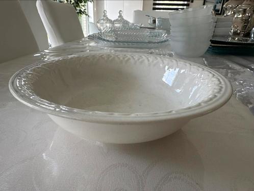 Petit plat rond en faïence blanche – Boch La Louvière, Antiek en Kunst, Antiek | Servies los, Ophalen