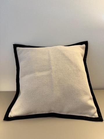 Wit kussen “MaisonBlanc” – In Franse stijl beschikbaar voor biedingen