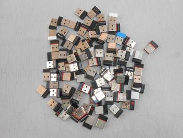 USB draadloze stekkertjes van muizen en toetsen borden. beschikbaar voor biedingen