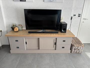 Kwalitatieve tv kast beschikbaar voor biedingen