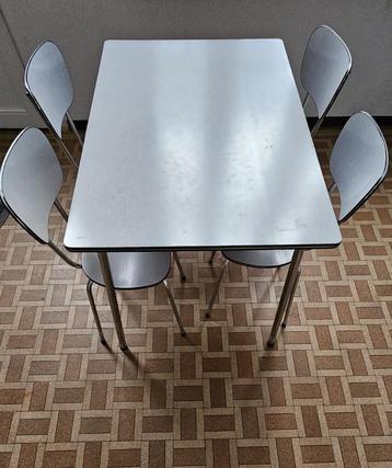 Vintage keukentafel met bijhorende stoelen beschikbaar voor biedingen