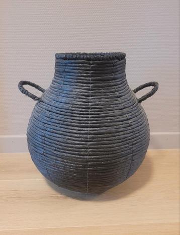 Zwarte mand beschikbaar voor biedingen