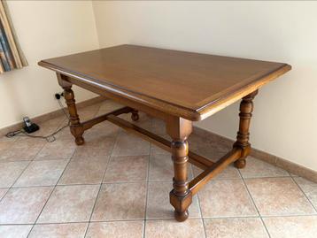 houten eettafel beschikbaar voor biedingen