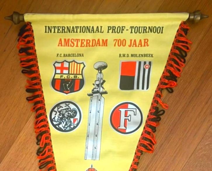 RWD Molenbeek RWDM 1975 mooie vintage voetbal vaandel, Diversen, Vlaggen en Wimpels, Ophalen of Verzenden