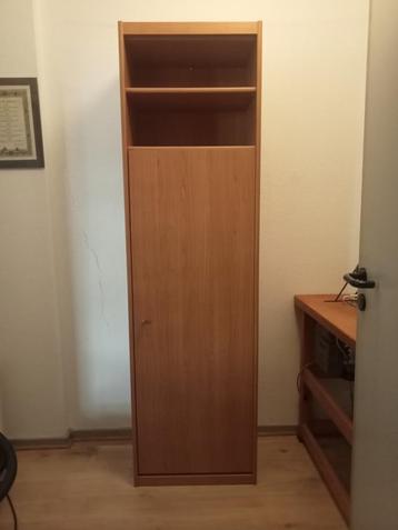 armoire en mélaminé avec porte et étagères