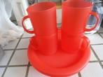 Service Pique-Nique plastique rouge 4 pers assiettes & cvts, Ophalen of Verzenden, Zo goed als nieuw