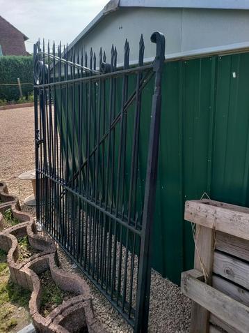 Poort ijzeren hek beschikbaar voor biedingen