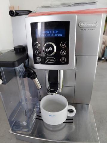 Machine à café Delonghi avec cappuccino et grains