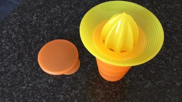 Citruspers met beker tupperware, Enlèvement ou Envoi