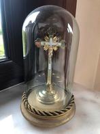 Antiek kruisbeeld onder stolp, messing-email, eind 19e eeuw, Ophalen, Zo goed als nieuw