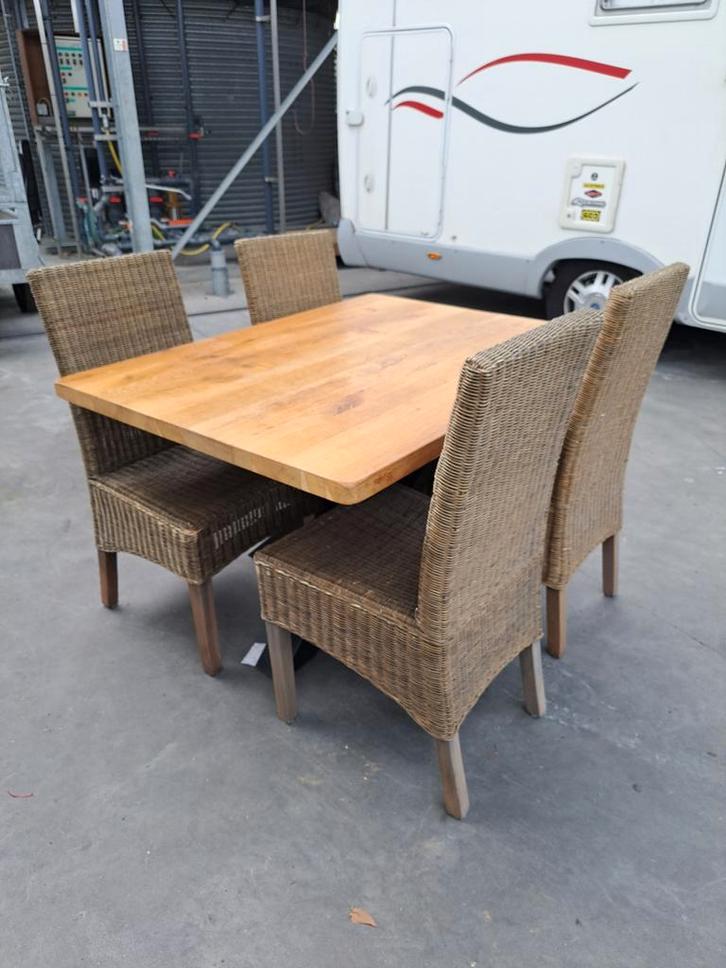 Industriële eettafel met 4 rotan stoelen – Massief blad, Huis en Inrichting, Complete eetkamers, Zo goed als nieuw, 4 tot 6 stoelen