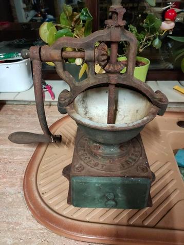 Antieke grote koffiemolen beschikbaar voor biedingen