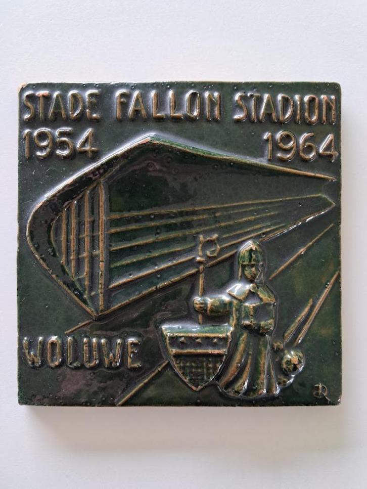 Vintage Siertegel Stade Fallon Stadion Woluwe - Donkergroen, Antiek en Kunst, Antiek | Porselein, Ophalen of Verzenden
