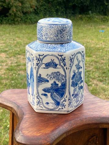 Chinese theepot van blauw-wit porselein beschikbaar voor biedingen