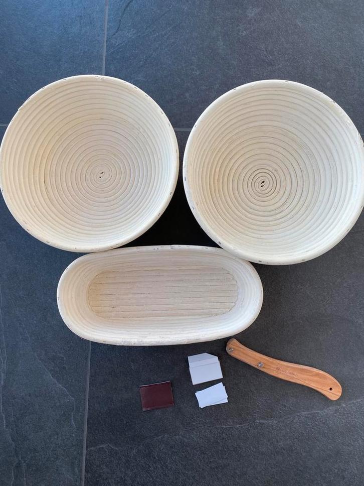 Rijsmandjes voor zuurdesembrood + bakkersmes, Maison & Meubles, Cuisine | Casseroles & Poêles, Comme neuf, Enlèvement