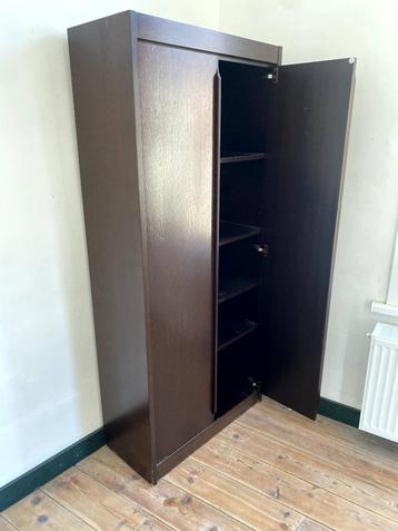 bruine houten kast (kleding/spullen) beschikbaar voor biedingen