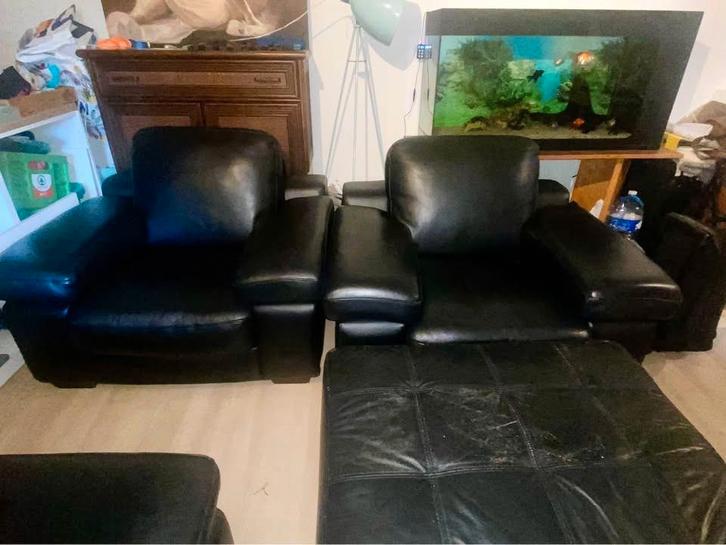 2 Fauteuils 1 place cuir noir + repose-pied avec rangement, Huis en Inrichting, Fauteuils, Zo goed als nieuw, Leer, 50 tot 75 cm