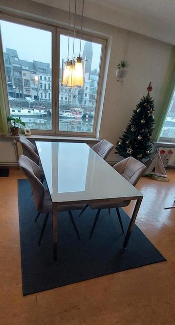 Grote tafel IKEA beschikbaar voor biedingen