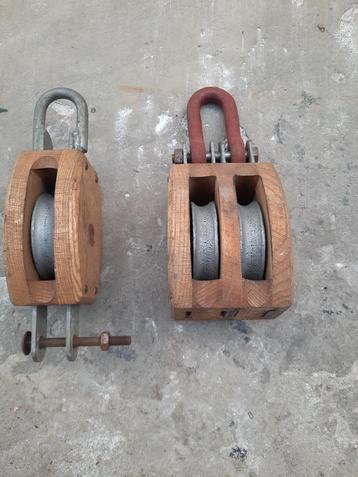 2 HOUTEN KATROLLEN disponible aux enchères