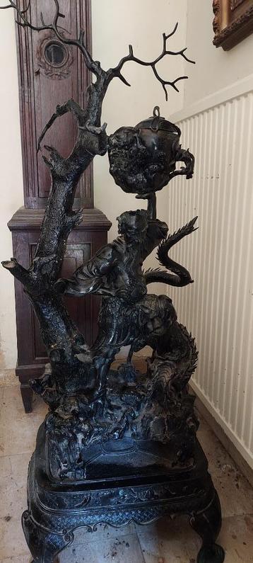 Bronnen bronzen drakenbeeld beschikbaar voor biedingen