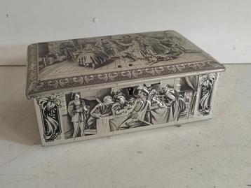 Vintage blikken doos met oud tafereel beschikbaar voor biedingen