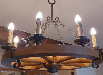 Massief eikenhouten kroonluchter met 8 led lampen beschikbaar voor biedingen