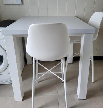 Tafel (bar-tafel), wit, hoogte 92cm, 90x90cm met 2 stoelen