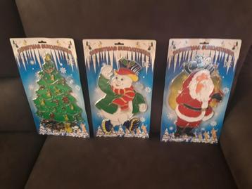 Raamdecoratie sneeuwman, kerstman en kerstboom. beschikbaar voor biedingen